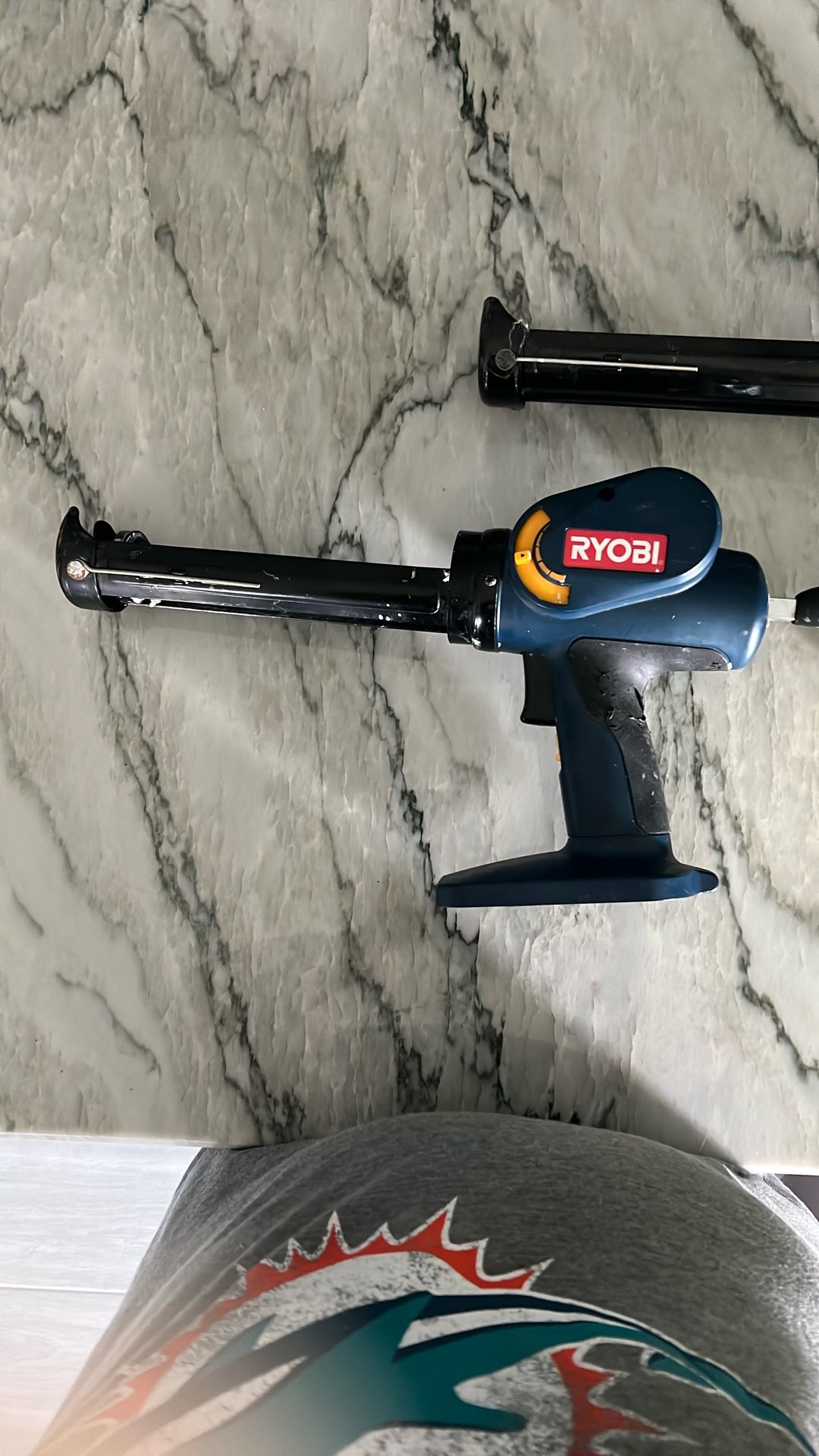 Caulk gun