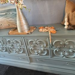 CUTE BUFFET OR TV STAND AT PICKY PINCHERS 5280 SEMINOLE BLVD ST PETE OPEN NOON TO 6 Pm FREE DELIVERY 