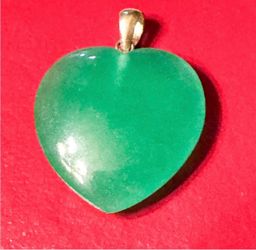 Vintage Gorgeous Natural Green Jade Heart Pendant 14K Yellow Gold (stamped) Bail