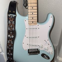Squier Sonic Stratocaster Limited-Edition Maple sonic Blue Starter Kit/pack
