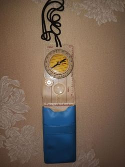 COMPAS WITH CASE & STRAP TO GO AROUND THE NECK.CAN DELIVER IF YOU ARE IN MY NEGHBARHOOD