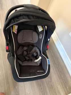 Graco SnugRide SnugLock 35 Infant Car Seat with Click Connect Base