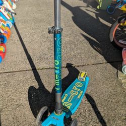 M-cro Maxi Three 3 Wheel Lean To Turn Scooter