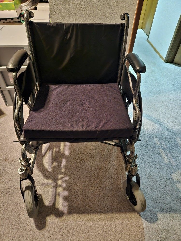 Wheelchair: Invacare Tracer IV Heavy-Duty Bariatric-