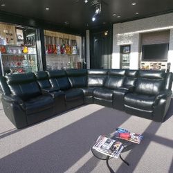 FREE DELIVERY 🚚 Like-New Power Reclining Sectional