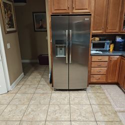 Refrigerator 