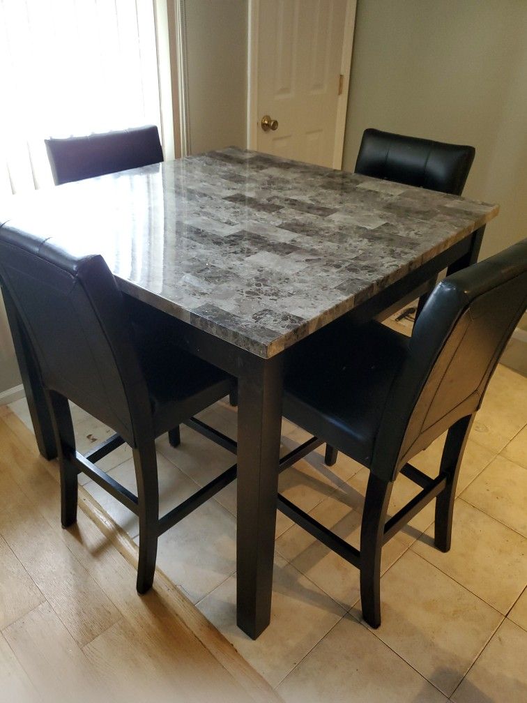 Jennifer Convertables Kitchen Table