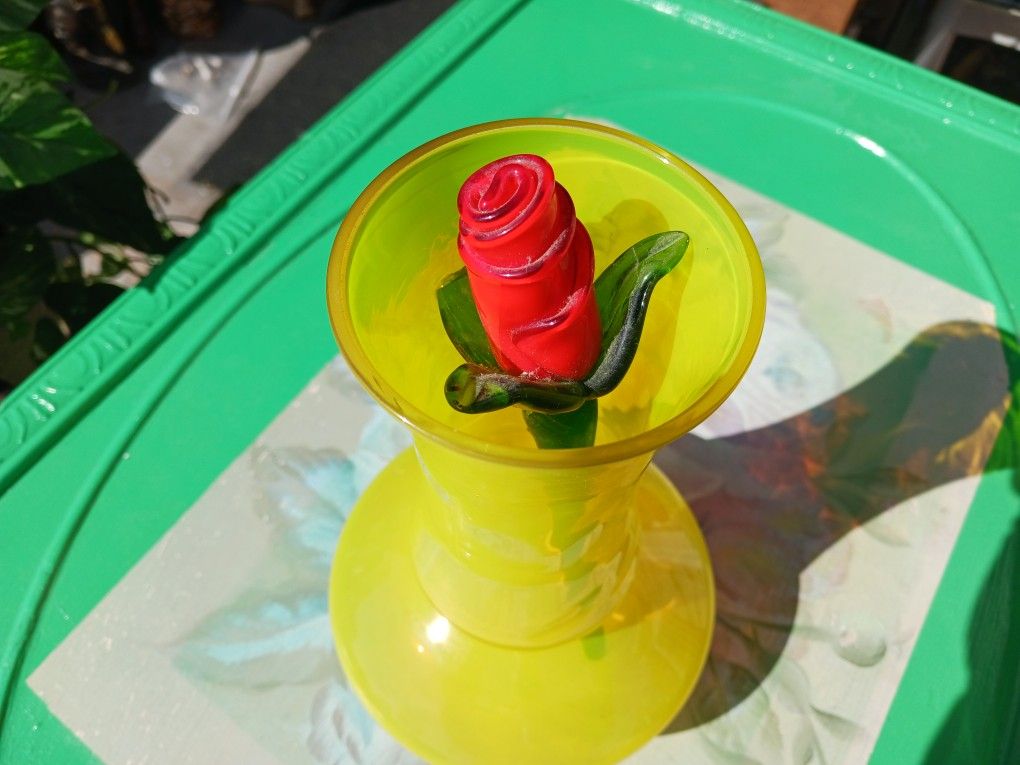  REALLY NEAT LOOKING VINTAGE  yellow  GLASS VASE WITH A GLASS  ROSE  9 INCHES TALL  PERFECT CONDITION 