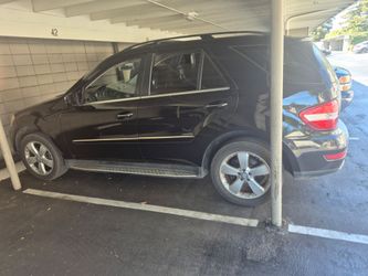 Mercedes-Benz ML-Class Black SUV