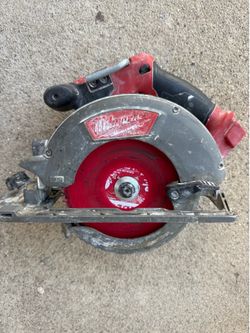 Milwaukee M18 FUEL 18V Lithium-lon Brushless Cordless 6-1/2 in. Circular Saw