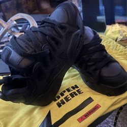 Selling a pair of Under Armour ASAP Rocky SRLo sneakers in black! These are a US men's size 6. They come with the original yellow bag. Feel free to as