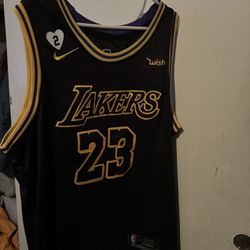 LA Lakers Jersey Lebron James #23 Black And Gold 65$ (or Best Offer