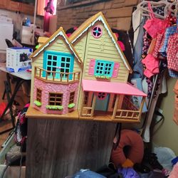 Super Cute House In Excellent Condition Working Lights