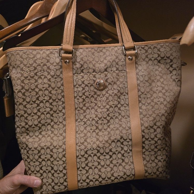 Here’s the Facebook Marketplace listing for the tan Coach tote bag:
---
👜 Coach Signature Canvas & Leather Trim Tote – Spacious & Stylish