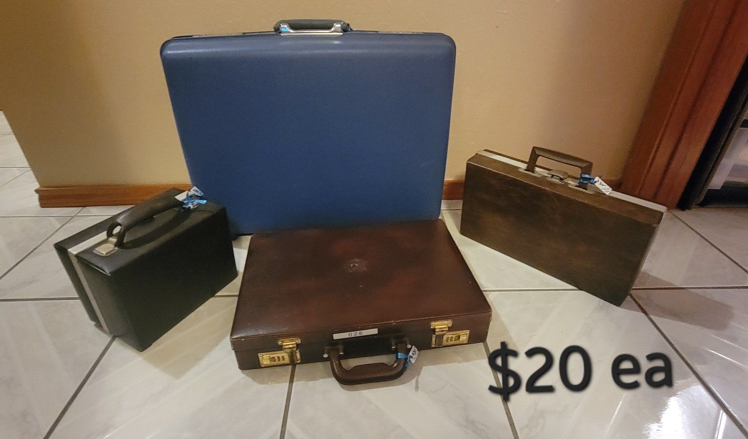 Vintage hard case suitcase, cassette case, 8 track tape case and briefcase. $20 ea
Pick up in Harlingen near Walmart.
Antiques, Telephones & Flags
Mal