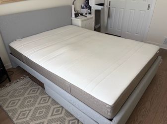 Queen bad with 2 storage drawers and mattress in very good condition.