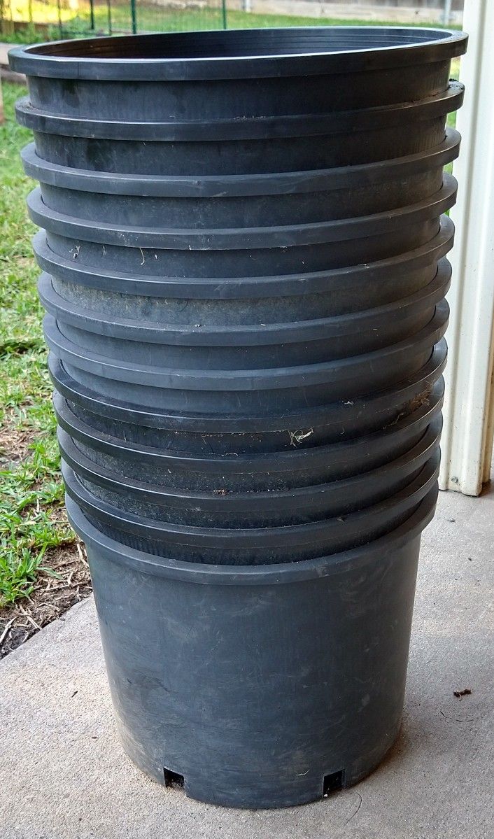 12 Used Heavy Duty Thick 7 Gallon Nursery Pots for Sale in Sachse, TX