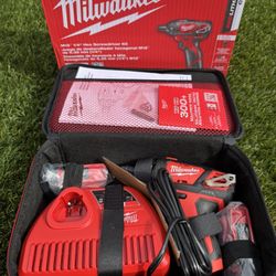 Milwaukee M12 12V Lithium-Ion Cordless 1/4 in. Hex Screwdriver Kit with Two 1.5Ah Batteries, Charger and Tool Bag