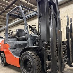 TOYOTA M8 forklift 5500 lb,3 stage, side shift, single double LOW HOURS