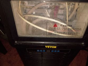 Ice maker hooks up to water line