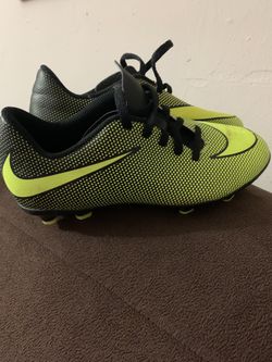 Nike boys soccer cleats size 3