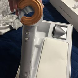 Salon Hairdryer With Magnetic Attachment 