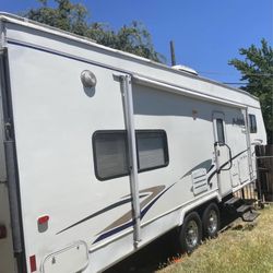 2004 TOYHAULER 5TH WHEEL TRAILER 27FT WITH GENERATOR AND FUEL STATION 