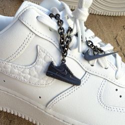 New Nike Air Force 1 Low Triple White Little Charms Shoes Women’s 7.5 10, Men’s 8.5, Youth 6y