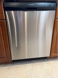 Frigidaire dishwasher. Like new. Needs drain pump