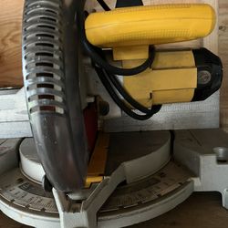 DeWalt 12-inch 15-Amp Single Bevel Compound Corded Miter Saw