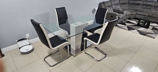 Título: Modern Glass Dining Table with 5 Chairs