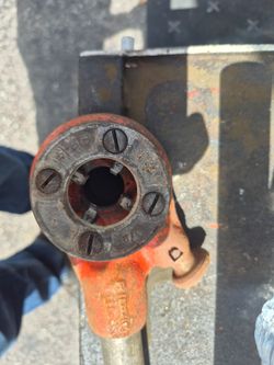 1/2in rigid pipe thread die and ratchet with handle