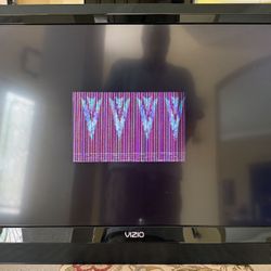 Vizio 37" TV — FOR PARTS