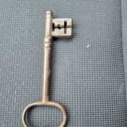 Antique Iron Metal Skeleton Key - Ornate Key Thread