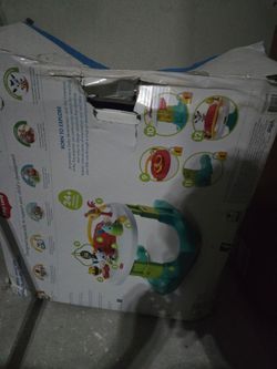 Baby station walker