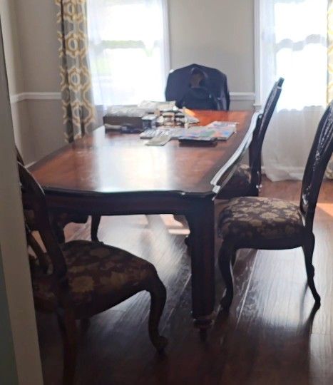 Dining Room Table With Leaf And 5 Chairs