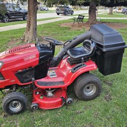 Craftsman T2200 Lawn Tractor With 19HP Briggs And Stratton Engine,  42" Deck With Bagger System.  Lots Of New Parts Installed 