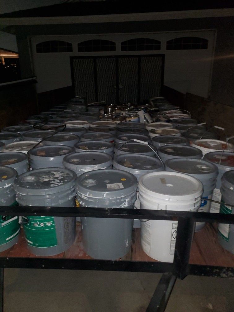 Tengo Una Traila Llena De Pintura.