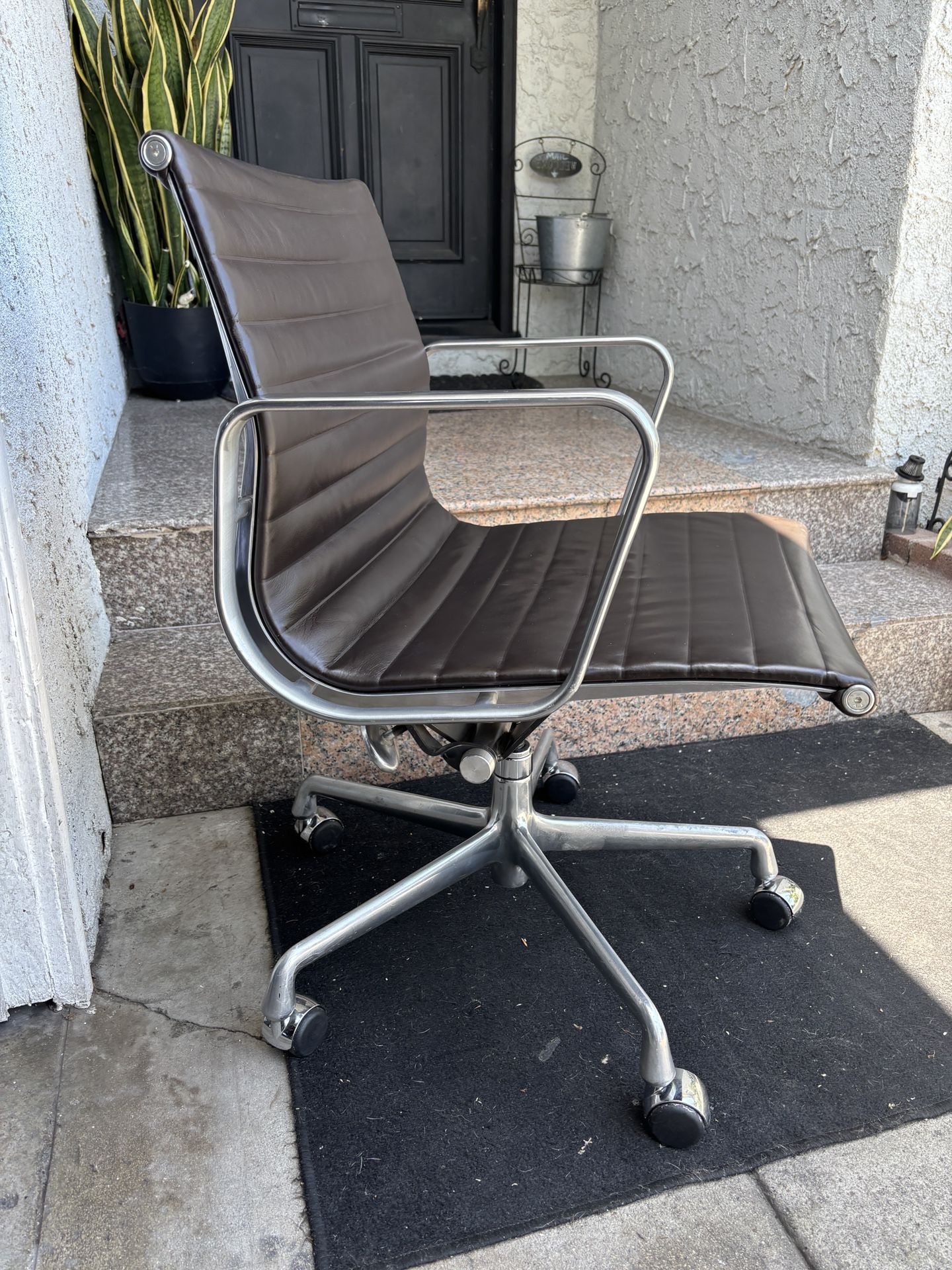 Herman Miller Eames Aluminum Group Management Chair