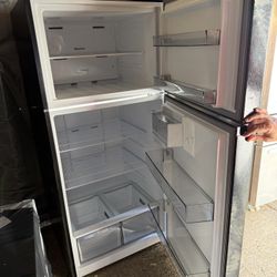 Hisense Black 24in Full Size Refrigerator