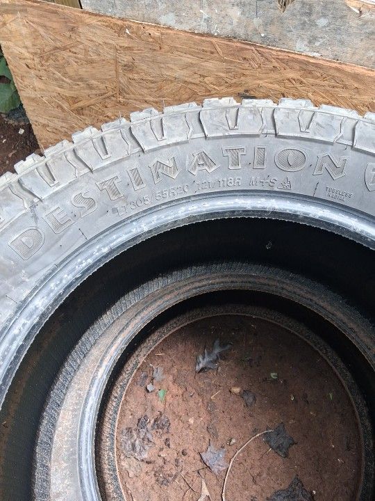 Almost New Tirer ..305/55 20in