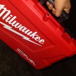 Milwaukee 2 Drill Set 