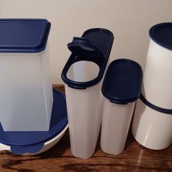 Tupperware.6 pieces.