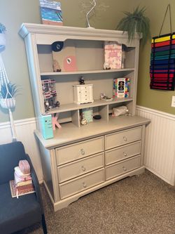 Dresser w/hutch and Nightstand