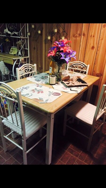 Table chairs and Hutch set