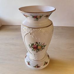 Old Country Rose Cameo Basketweave Vase  