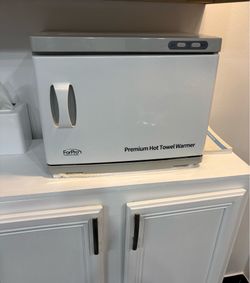 Hot towel oven