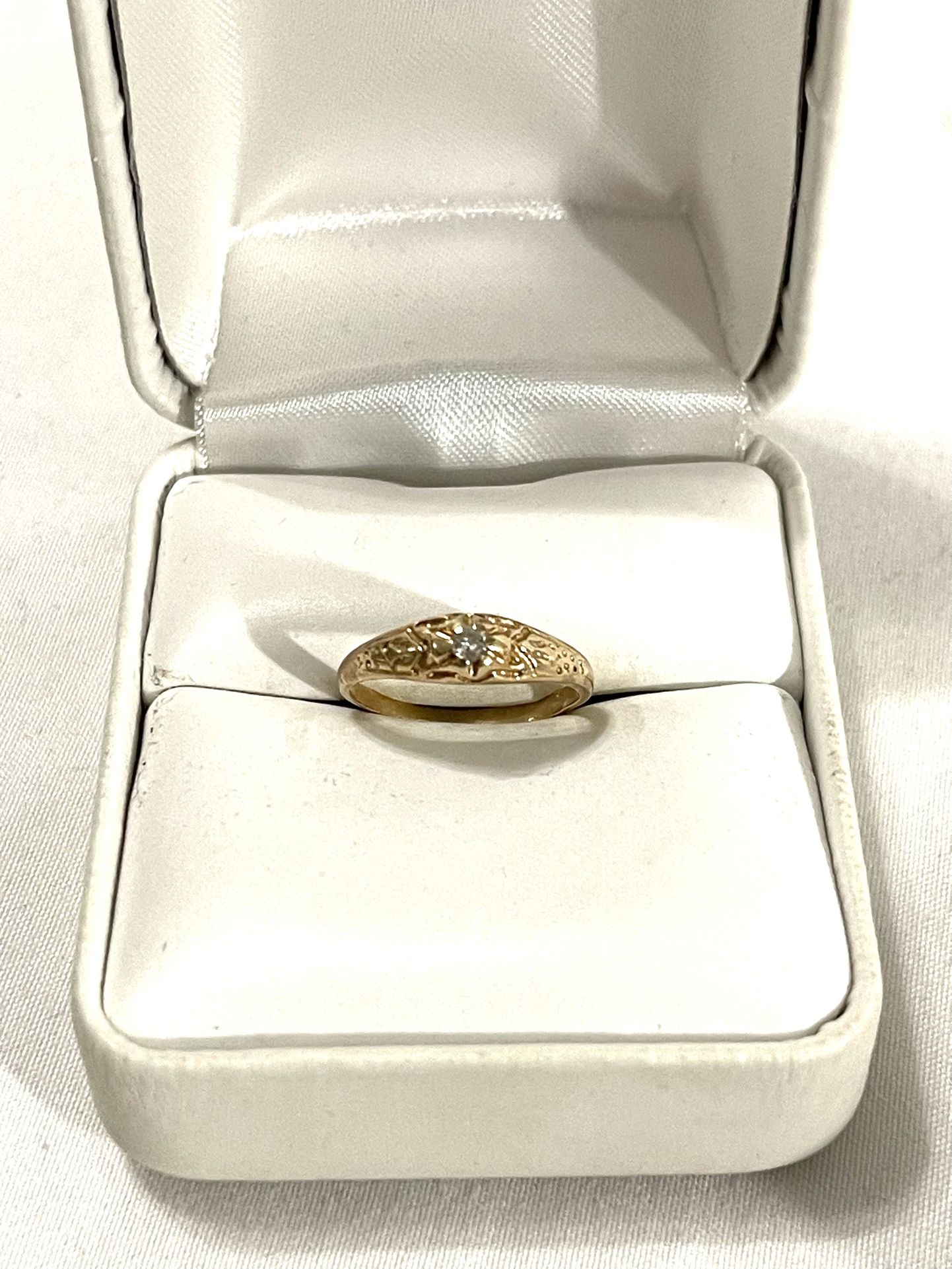 Vintage Preowned 14 Karat Gold Ring With Diamond. Size 4. Weighs 2 Grams I will bring a diamond tester. Read Description.