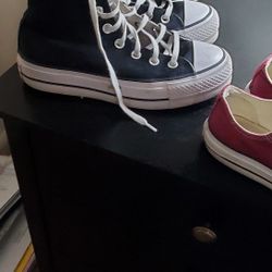 WOMEN SHOES Size 6 . 50dlsx2