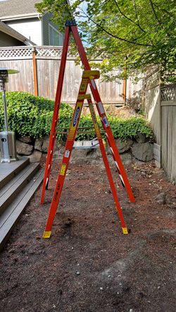 Werner PD6200 Series Fiberglass Podium Ladder rated for a 300-pound load capacity.